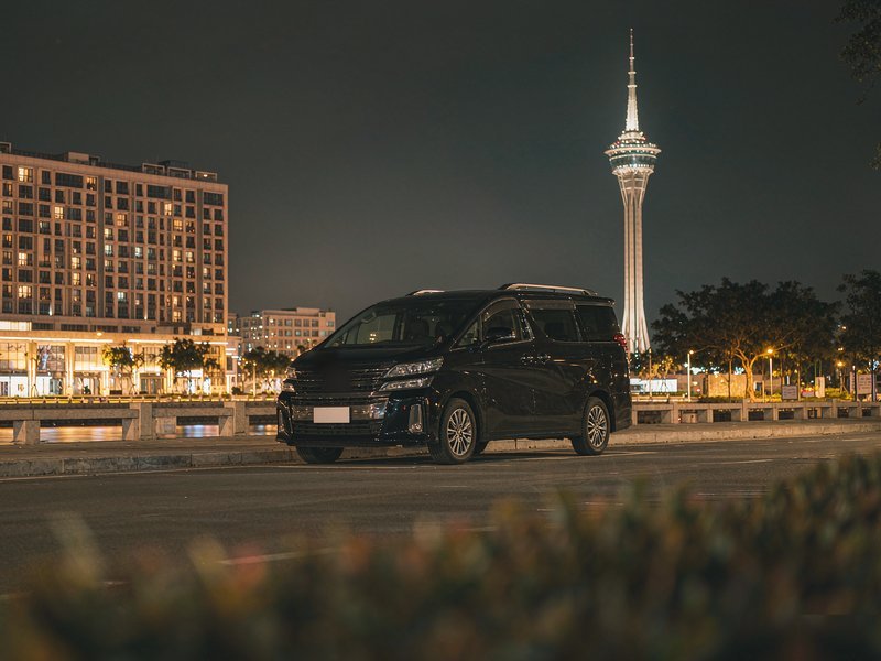 跨年夜澳门旅游塔旁待命的黑色商务车